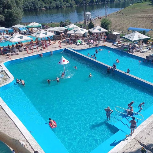 Все лето за 60 рублей отдых в Тиарспольском бассейне - прохладная и чистая вода, детские локации.